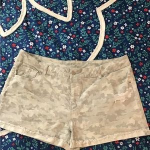Women’s size 20 mid rise time and TRU distressed shorts Cc